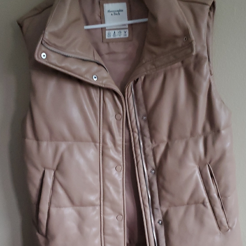 Abercrombie & Fitch Women's Tan Puffer Vest - Picture 5 of 7